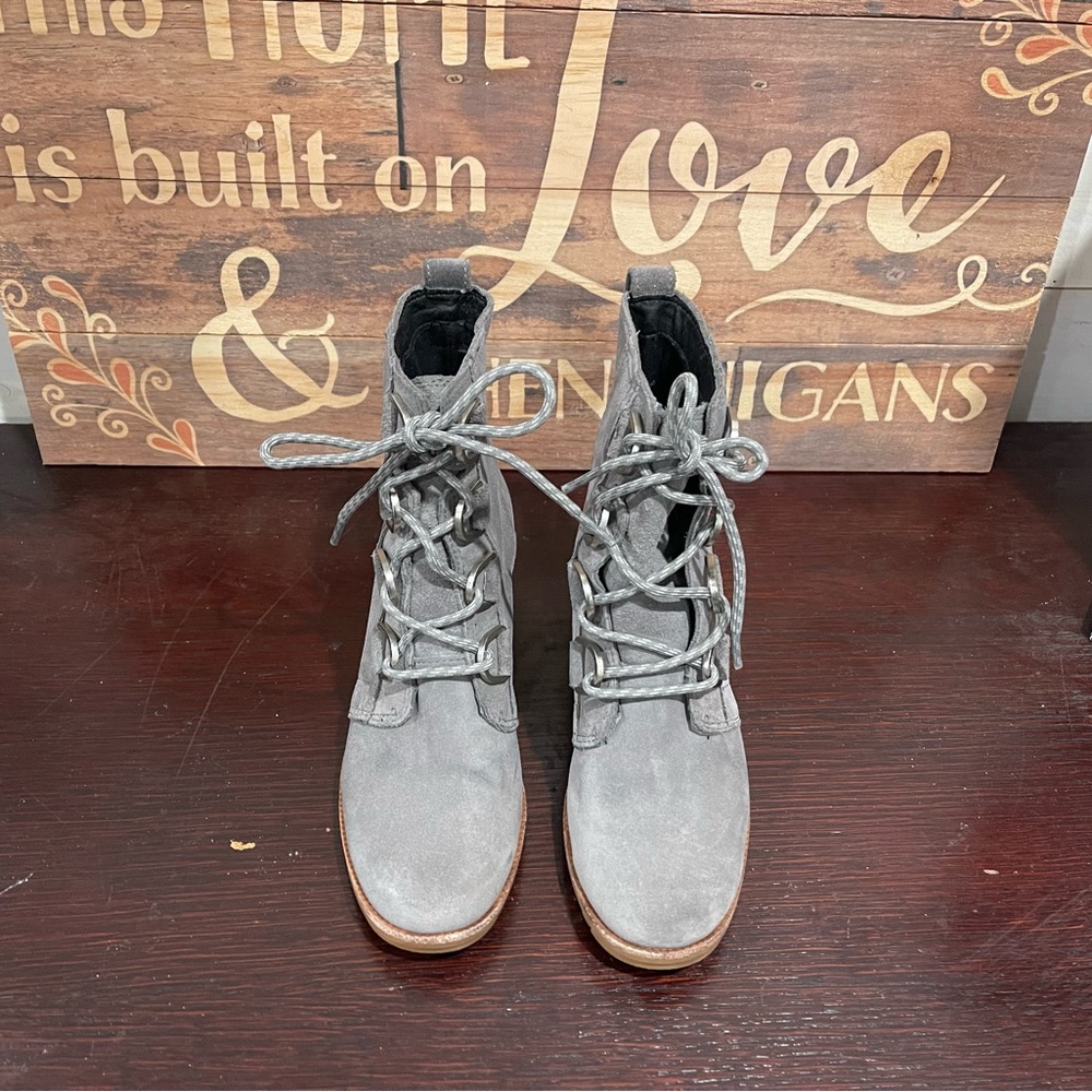 SOREL lace up Ankle boot…STORE RETURN